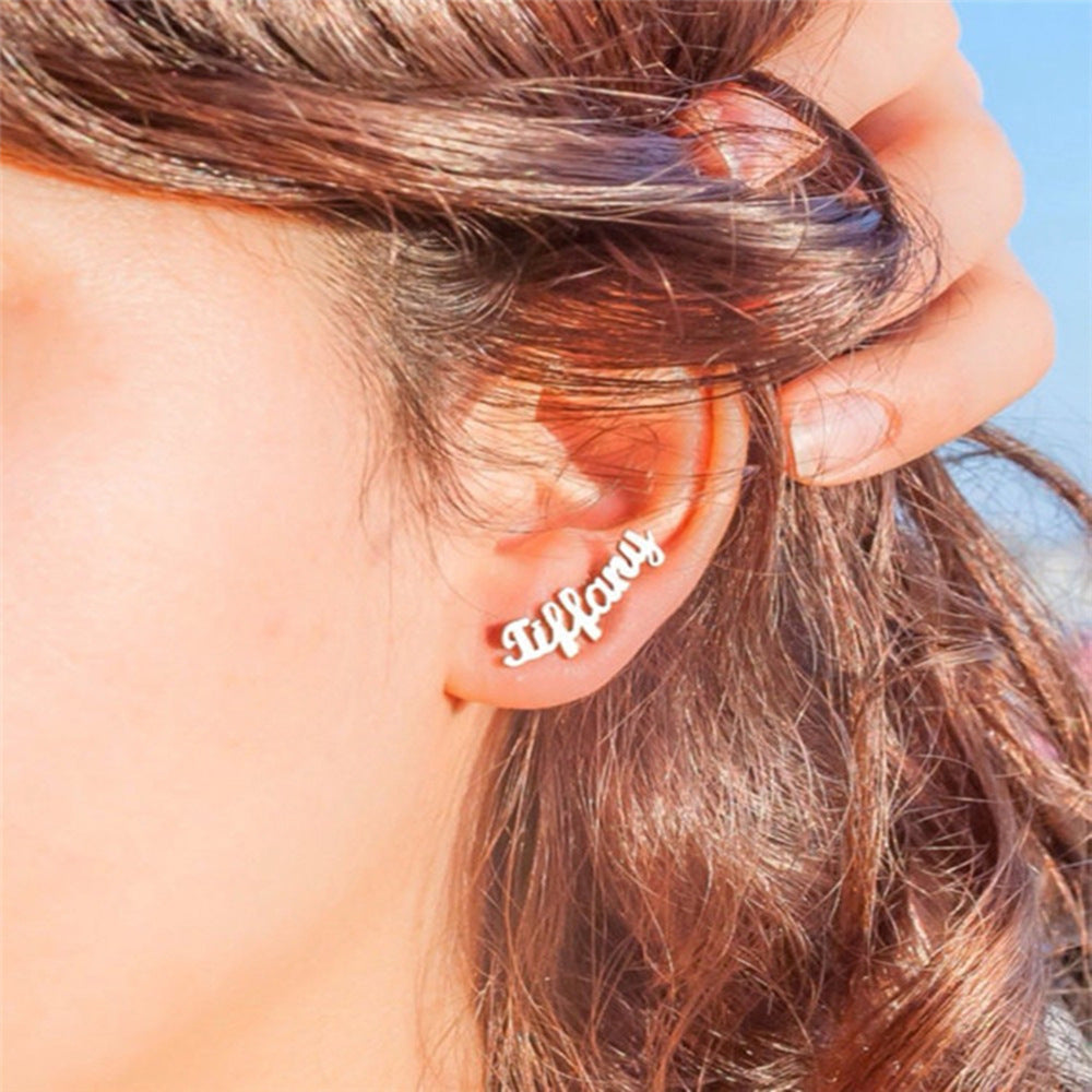 Boucles d’Oreilles Clous Personnalisées – Lettres Gravées en Acier Inoxydable et Plaqué 18K