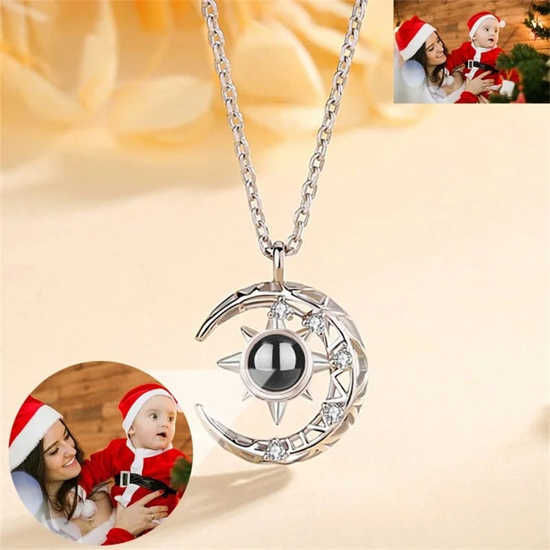 Collier Lune avec Photo Personnalisée – Pendentif Croissant de Lune Projection, Bijou Femme Élégant & Souvenir