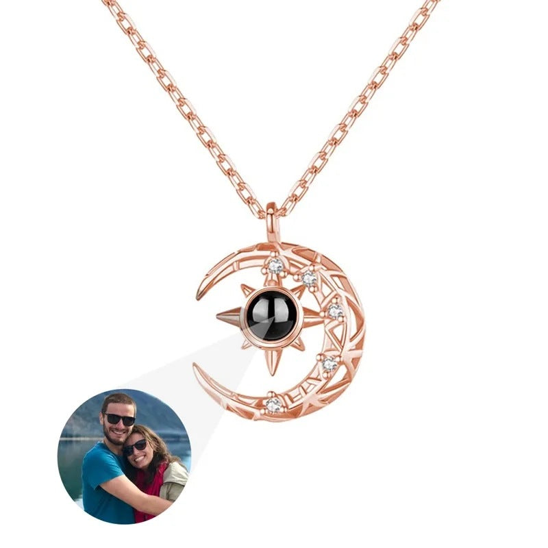 Collier Lune avec Photo Personnalisée – Pendentif Croissant de Lune Projection, Bijou Femme Élégant & Souvenir