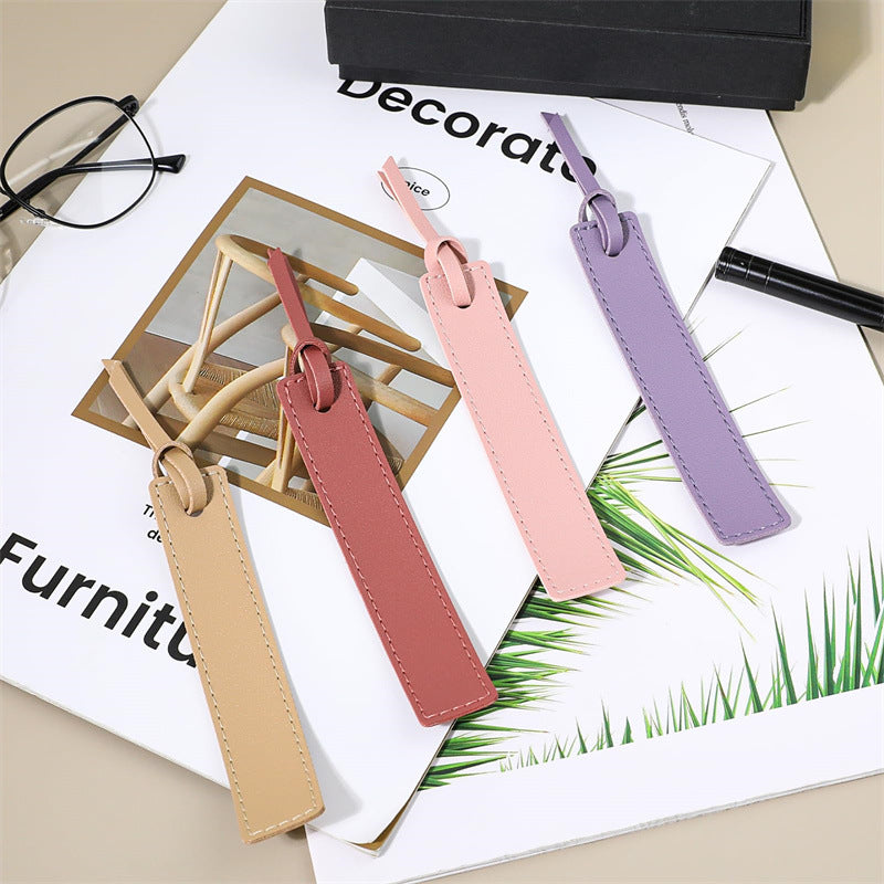 Marque-Page en Cuir Personnalisé – Cadeau Élégant pour Lecteurs et Étudiants