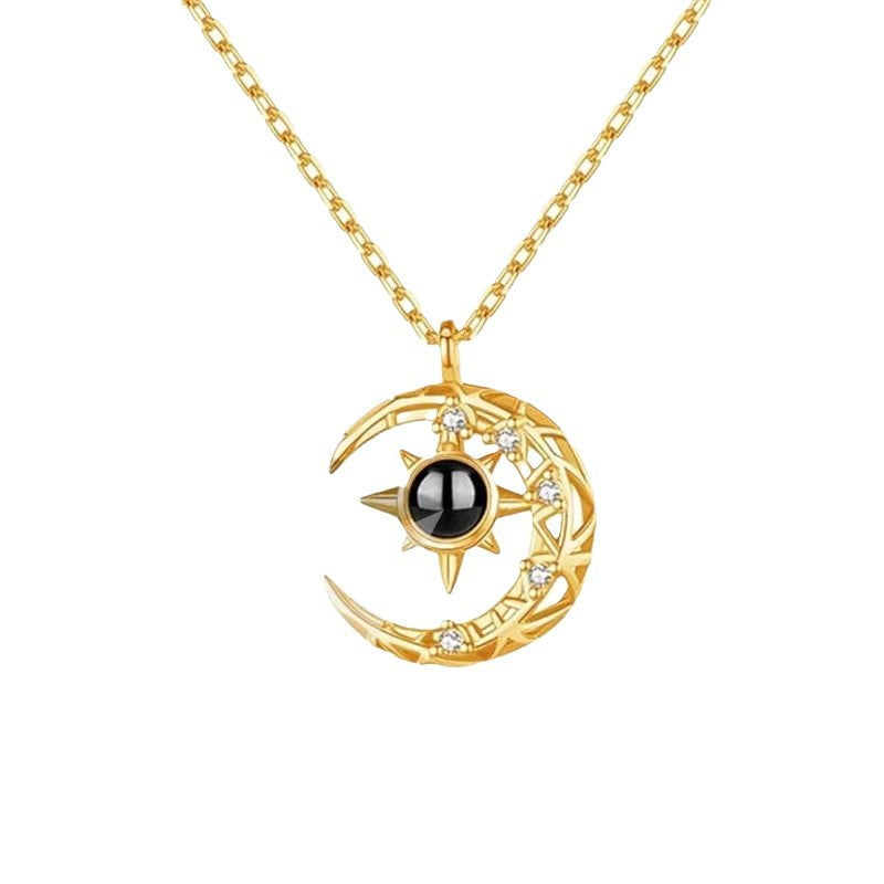 Collier Lune avec Photo Personnalisée – Pendentif Croissant de Lune Projection, Bijou Femme Élégant & Souvenir