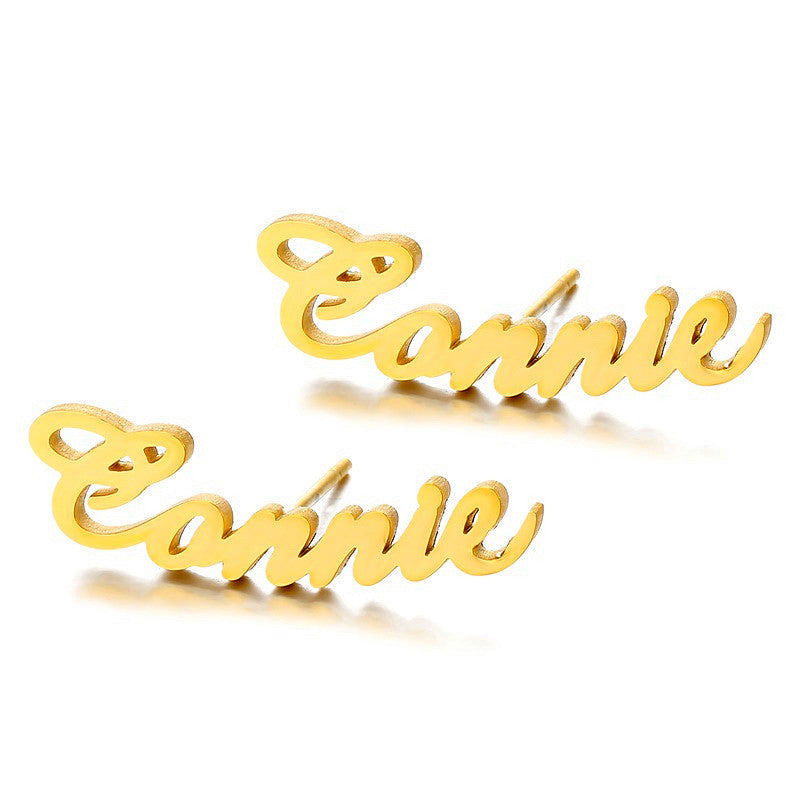 Boucles d’Oreilles Clous Personnalisées – Lettres Gravées en Acier Inoxydable et Plaqué 18K