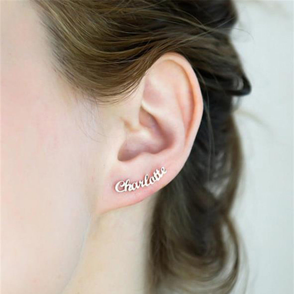Boucles d’Oreilles Clous Personnalisées – Lettres Gravées en Acier Inoxydable et Plaqué 18K