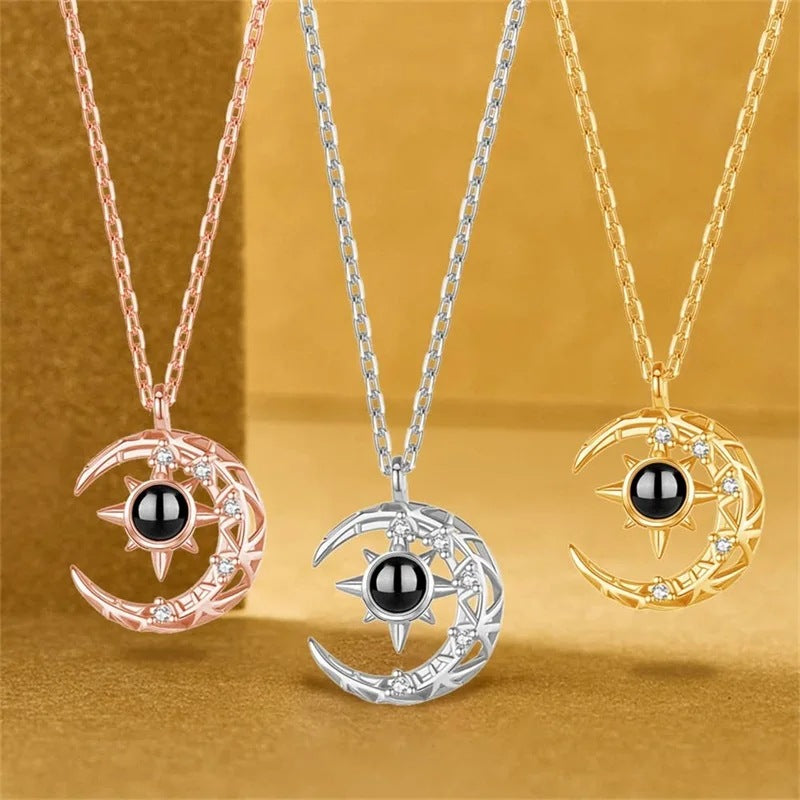Collier Lune avec Photo Personnalisée – Pendentif Croissant de Lune Projection, Bijou Femme Élégant & Souvenir