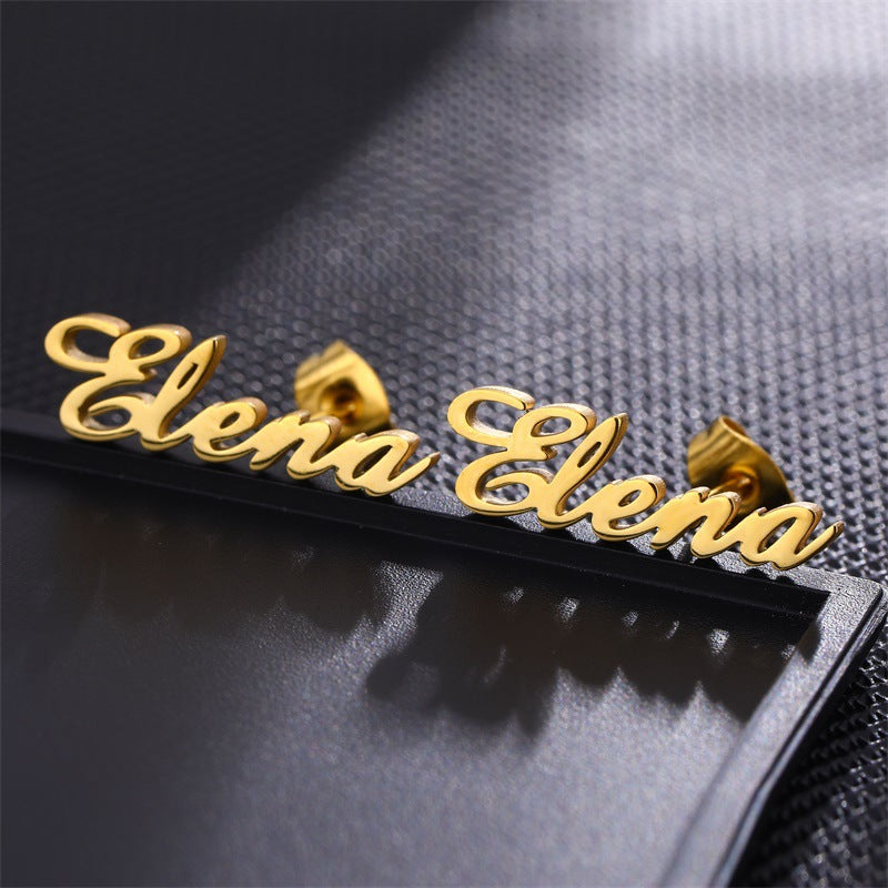 Boucles d’Oreilles Clous Personnalisées – Lettres Gravées en Acier Inoxydable et Plaqué 18K