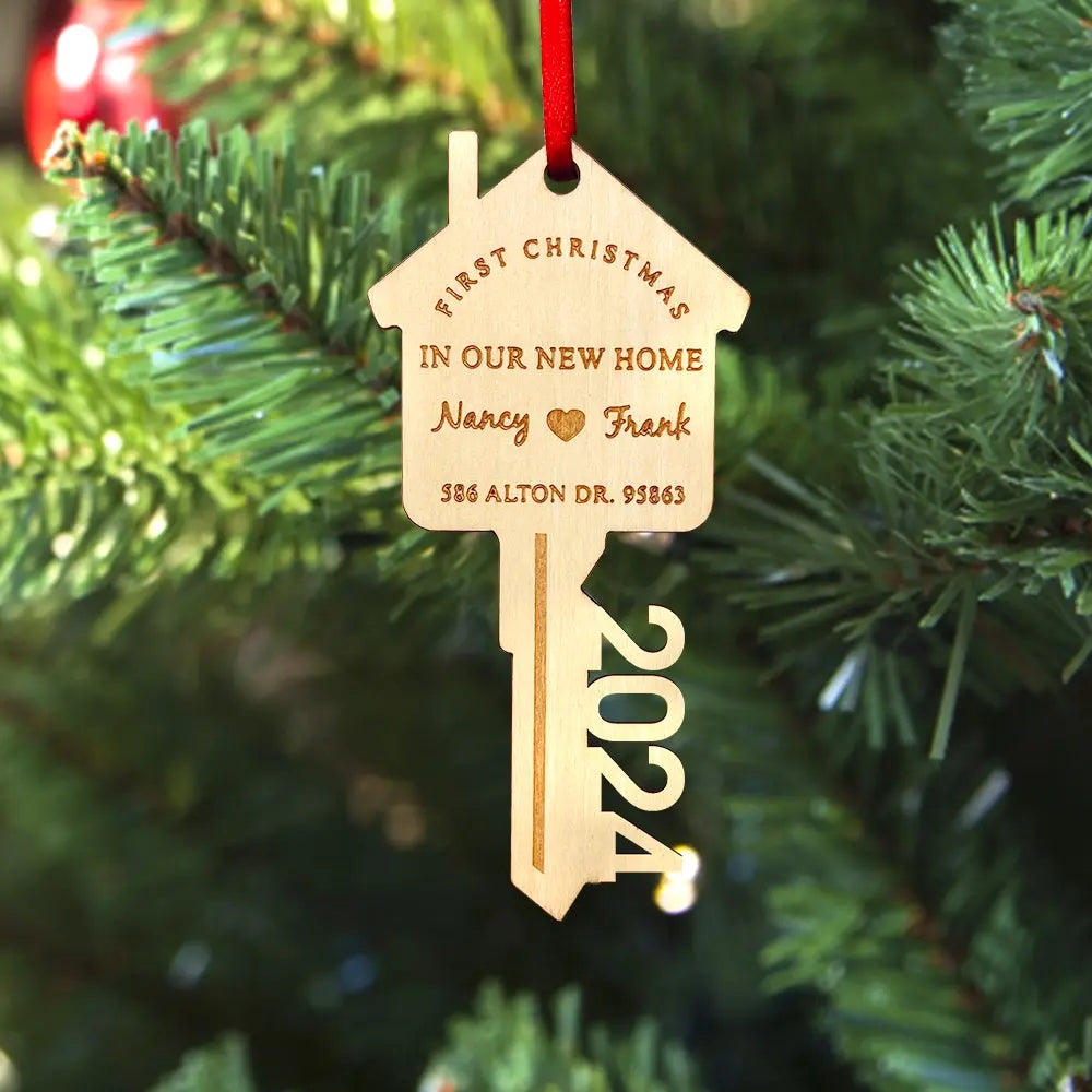 Ornement bois personnalisé – “First Christmas in Our New Home” – Décoration clé de Noël, cadeau couple nouvelle maison