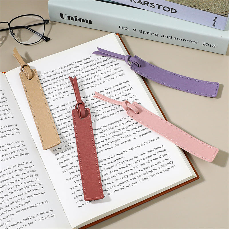 Marque-Page en Cuir Personnalisé – Cadeau Élégant pour Lecteurs et Étudiants