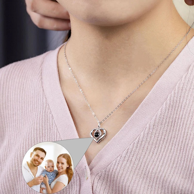 Collier Photo Personnalisé avec Projection – Bijou Cœur Gravé, Cadeau Femme, Amour & Souvenir