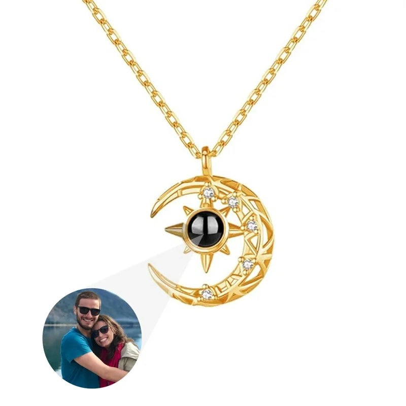 Collier Lune avec Photo Personnalisée – Pendentif Croissant de Lune Projection, Bijou Femme Élégant & Souvenir