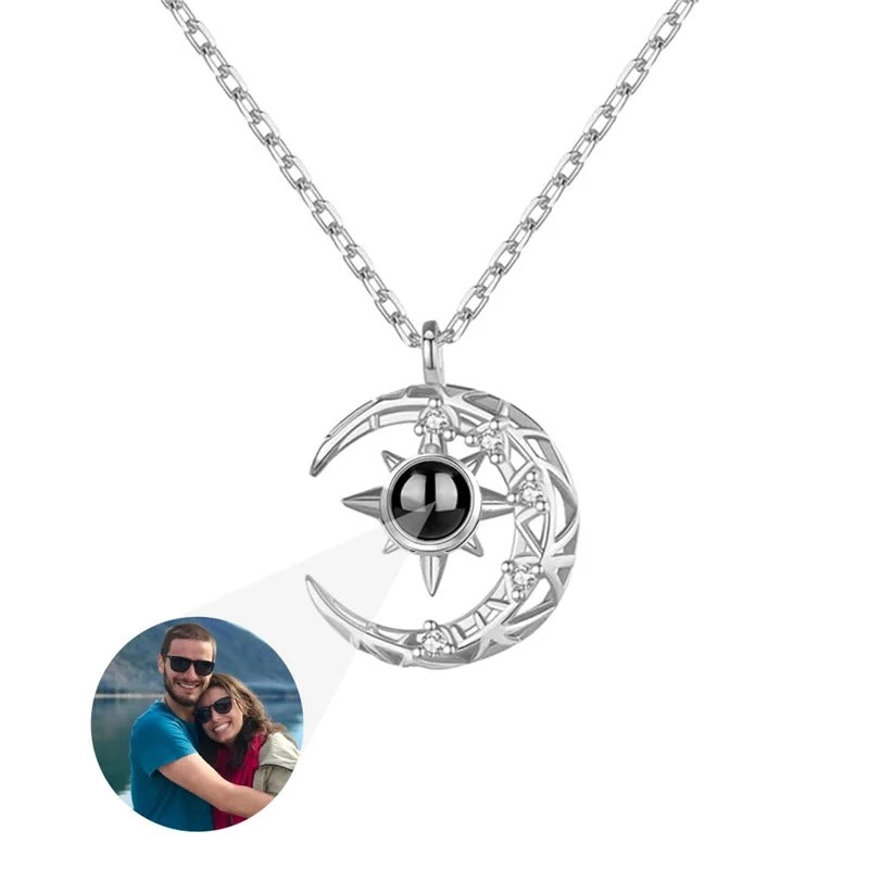 Collier Lune avec Photo Personnalisée – Pendentif Croissant de Lune Projection, Bijou Femme Élégant & Souvenir
